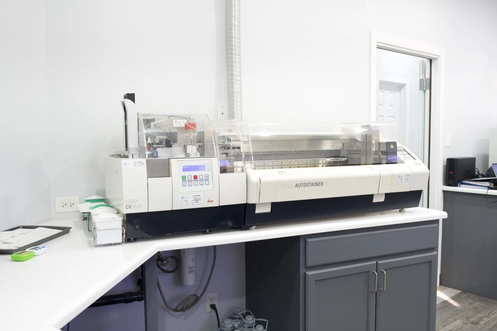 Automated tissue staining machine